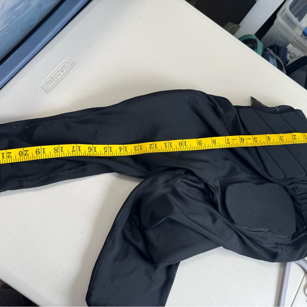 Under Armour kid’s Black Padded football Pants - Picture 3 of 5
